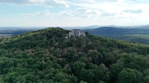 4K 60fps Drone Approach: High Altitude View of Hrusov Castle Ruins Stockbeeldmateriaal 343431659