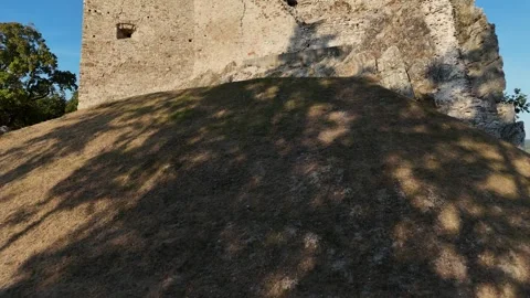 4K 60fps Drone Ascending Reveal: Historic Hrusov Castle Wall Stockbeeldmateriaal 343528009