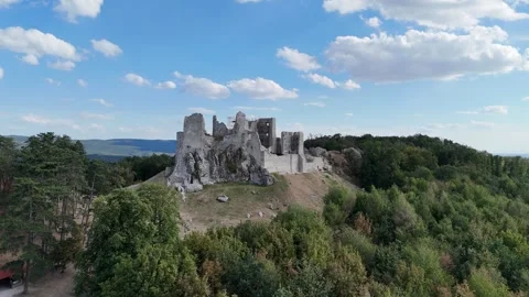 4K 60fps Drone Ascent: Scenic View of Hrusov Castle Ruins Stockbeeldmateriaal 343428896