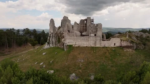4K 60fps Drone Fly Forward: Front View Of Hrusov Castle Ruins Stockbeeldmateriaal 340560286