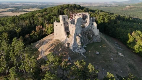 4K 60fps Drone Flyover: Aerial View of Hrusov Castle Ruins Stockbeeldmateriaal 343629409