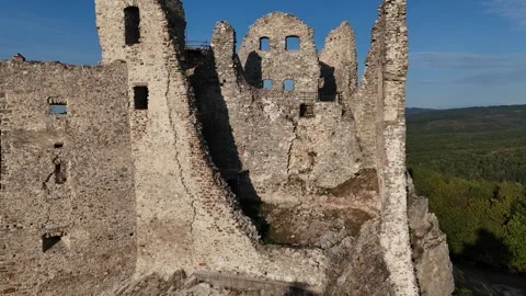 4K 60fps Drone Flyover Close Up: Hrusov Castle Wall Ruins Stockbeeldmateriaal 343629609