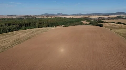 4K 60fps Drone Flyover: Freshly Plowed Fields &amp; Forest Horizon Stockbeeldmateriaal 344740569