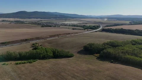 4K 60fps Drone Flyover: Highway, Rural Village &amp; Mountains Stockbeeldmateriaal 345046355