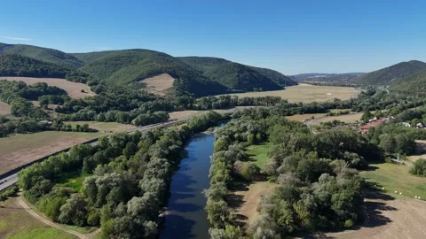 4K 60fps Drone Flyover: Hron River Curve &amp; Forest Landscape Stockbeeldmateriaal 344634399