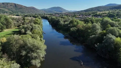 4K 60fps Drone Flyover: Hron River Bank &amp; Forest Panorama Stockbeeldmateriaal 344672512