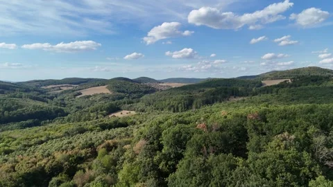 4K 60fps Drone Flyover: Panoramic View of Green Hills and Forest Stockbeeldmateriaal 343433235