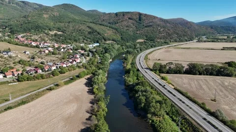 4K 60fps Drone Flyover: River Hron, Highway, and Orovnica Vídeo Stock 344109188