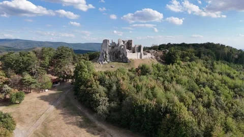 4K 60fps Drone Flyover: Scenic Approach to Hrusov Castle Ruins Stockbeeldmateriaal 343429253