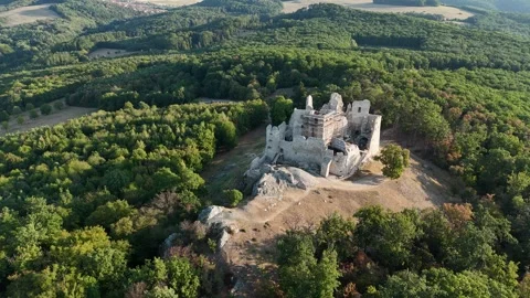 4K 60fps Drone Orbit: Hrusov Castle Ruins View Stockbeeldmateriaal 343628290