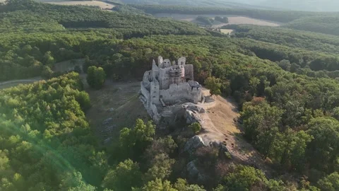 4K 60fps Drone Orbit: Panoramic View of Hrusov Castle Ruins Stockbeeldmateriaal 343519068
