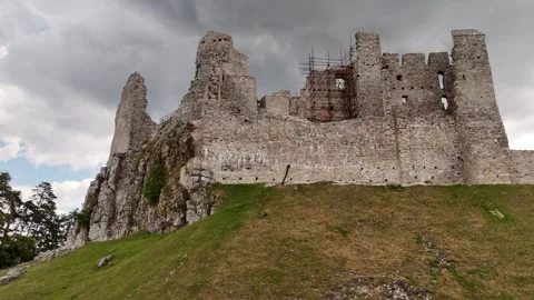 4K 60fps Drone Strafe Left To Right: Close View Hrusov Castle Stockbeeldmateriaal 340559767
