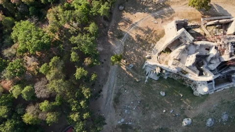 4K 60fps Drone Top-Down Strafe: Left to Right View of Hrusov Castle Stockbeeldmateriaal 343518483