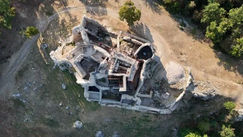 4K 60fps Drone Top-Down Descent: Rotating Over Hrusov Castle Stockbeeldmateriaal 343541039