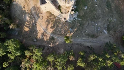 4K 60fps Drone Top-Down Flyover: Hrusov Castle Ruins Stockbeeldmateriaal 343627810