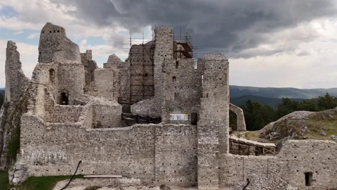 4K 60fps Drone Vertical Ascent: Close Up Hrusov Castle Ruins Stockbeeldmateriaal 340558764