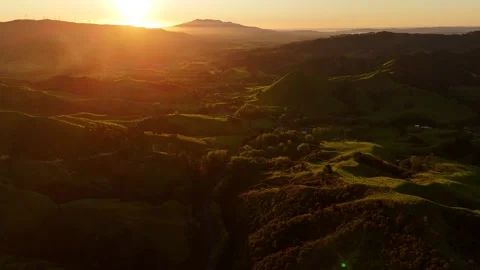 4K 60FPS Drone View of Road to Raglan Town at Sunset with Sunflare Vidéo 347814407