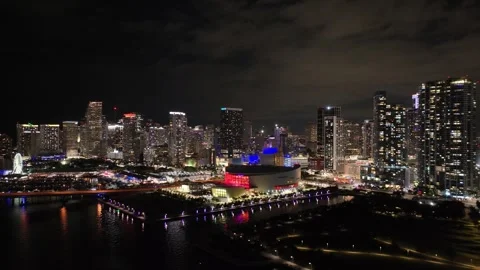 4K 60fps Forward Tracking Cinematic Drone Aerial of Downtown Miami Night 库存影片 329092248