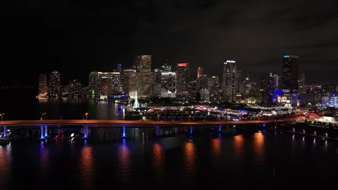 4K 60fps Forward Tracking Cinematic Drone Aerial of Downtown Miami at Night 库存影片 329127588