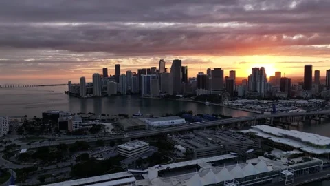 4K 60fps Pull Away Cinematic Drone Aerial Shot of Downtown Miami at Sunset 库存影片 329090802