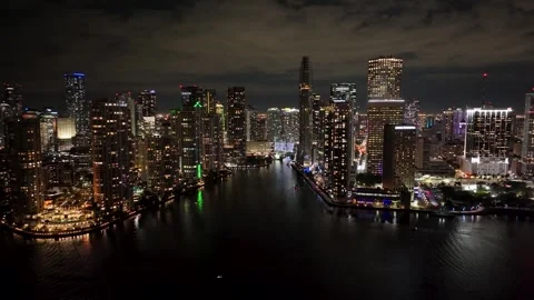 4K 60fps Pull Away Cinematic Drone Aerial Shot of Downtown Miami at Night 库存影片 329092215