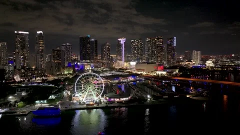 4K 60fps Pull Away Cinematic Drone Aerial Shot of Downtown Miami at Night 库存影片 329092336