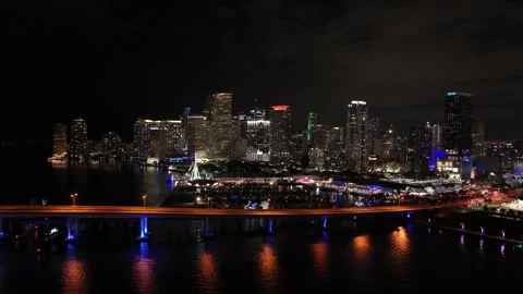 4K 60fps Pull Away Cinematic Drone Aerial Shot of Downtown Miami at Night 库存影片 329127914