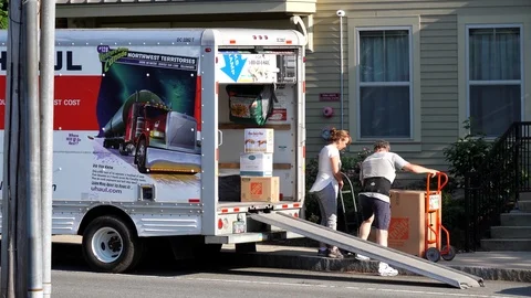 4K 60fps, Uhaul truck rental helps couple move out of apartment Stock Footage