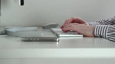 4K 60fps video of hands typing on keyboard befor computer working at office Video stock 168438319