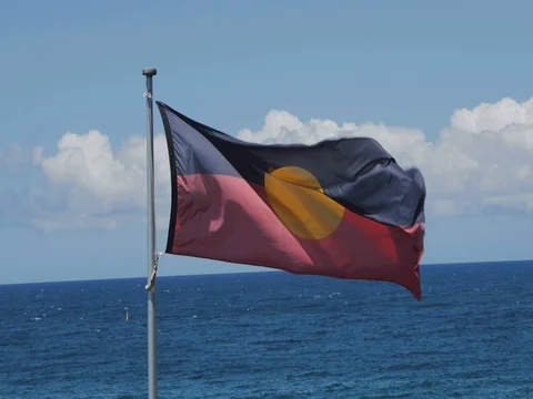 4K Aboriginal flag waving in slow motion 動画素材 82545348