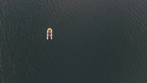 4k Above view of drone footage of bass fisherman fishing from powerboat in lake. Video stock 199618436