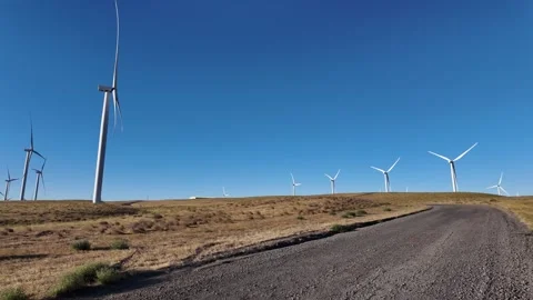 4K action camera footage of rotating wind turbines in Columbia Gorge, Oregon USA 库存影片 341740500