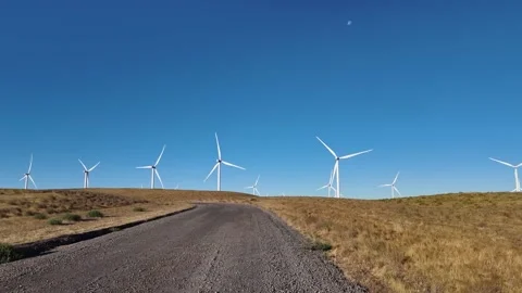 4K action camera footage of rotating wind turbines in Columbia Gorge, Oregon USA 库存影片 341741009