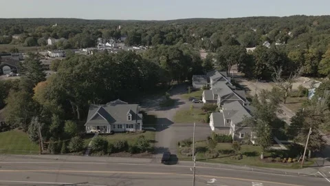 4K Aerial of car pulling into Condominium Real Estate Property Vídeos de archivo 145883991