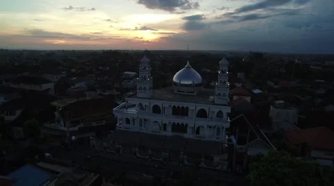 4K Aerial Drone Falling Crane Shot of Mosque in Bali Indonesia Vídeo Stock 64164262
