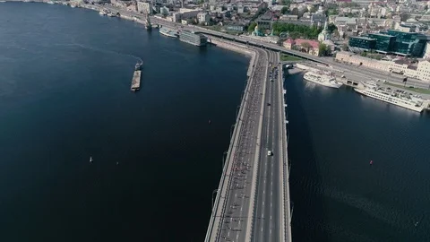 4K Aerial drone fooage. Marathon running on the bridge. Wide shot. 스톡 동영상 89826499