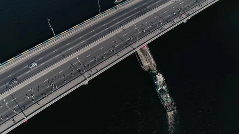 4K Aerial drone fooage. Marathon running on the bridge. Ship under bridge Video stock 89827798