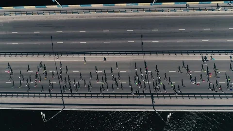 4K Aerial drone fooage. Marathon running on the bridge. Horizontal movement 库存影片 89827988