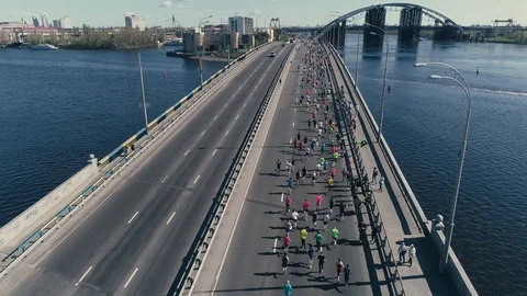4K Aerial drone fooage. Marathon running on the bridge. Video stock 89836985