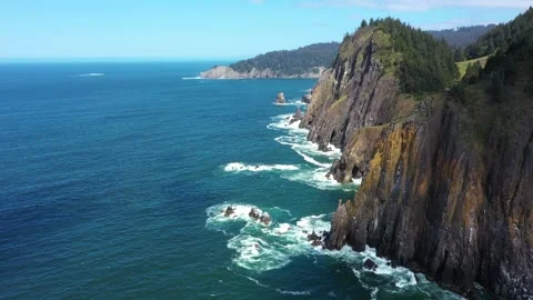 4K aerial drone footage of rugged cliffs of Pacific Ocean in Oregon Coast, USA 库存影片 333974635