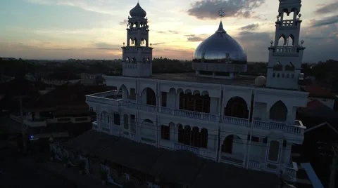 4K Aerial Drone Passing Through Mosque in Bali Indonesia Vídeo Stock 64164382