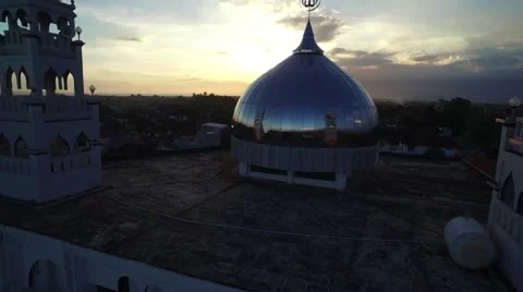 4K Aerial Drone Pull Back Shot of Mosque in Bali Indonesia Vídeo Stock 64164193