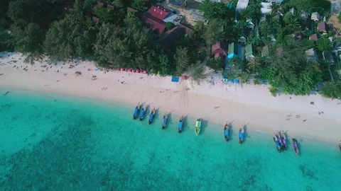 4K Aerial Drone Tilt Down on Koh Phi Phi, Thailand Vidéo 75655579