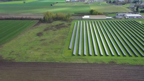 4K aerial drone view of a large solar panel farm in field in rural Oregon, USA  스톡 동영상 332120437