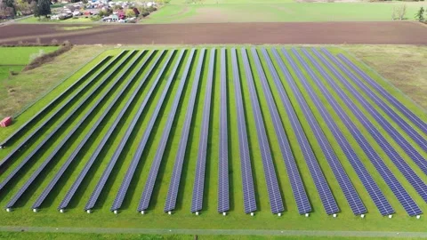4K aerial drone view of a large solar panel farm in field in rural Oregon, USA  스톡 동영상 332120589