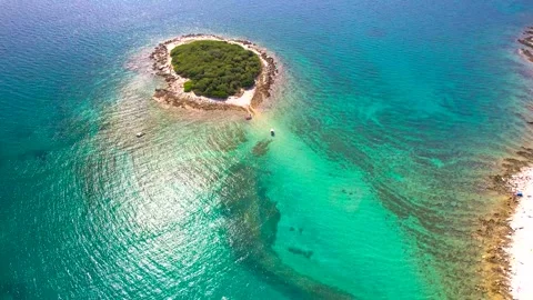 4K aerial drone view of small tropical island in turquoise sea Vidéo 317580685