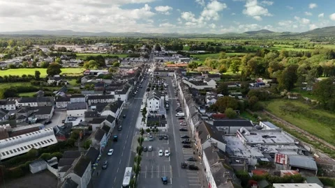 4K aerial drone view of Templemore main street and surrounding fields Stockbeeldmateriaal 333337210