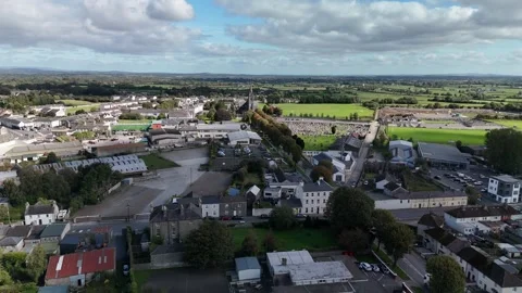 4K aerial drone view of Templemore town and surrounding fields 库存影片 333337358