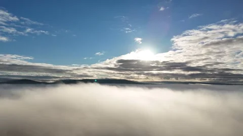 4K Aerial Flight Above Fog Layer With Sun and Clouds 库存影片 333706053