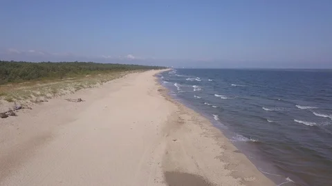 4k Aerial: flight over Baltic Sea beach in summer day with nice weather 库存影片 93483852